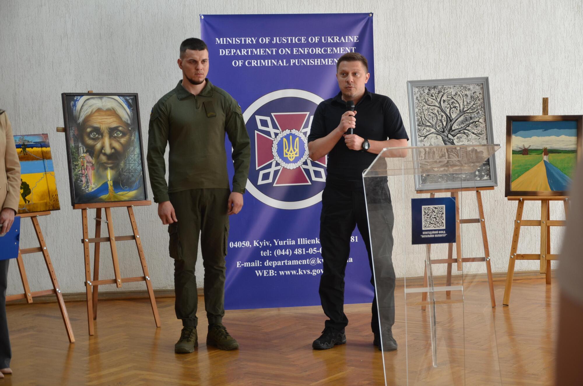Заместитель министра юстиции Евгений Пикалов во время мероприятия (справа)