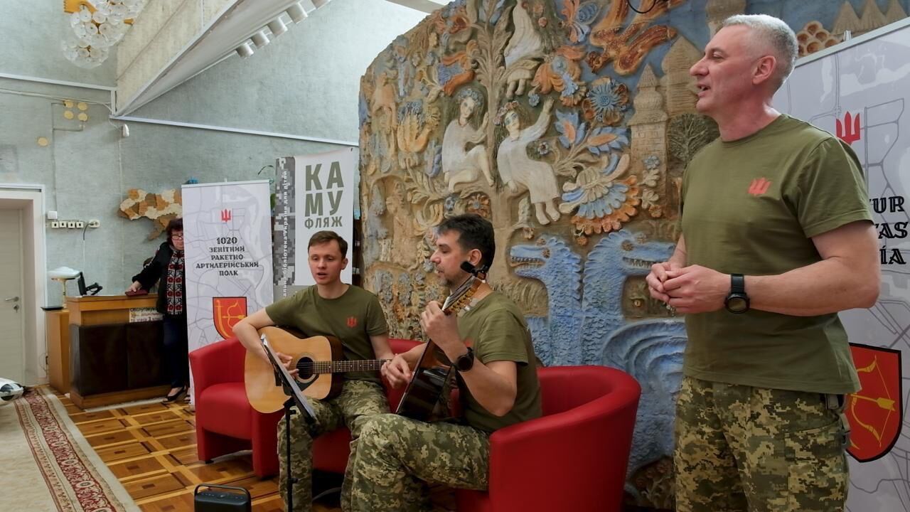Воины 1020 полка поделились историями с младшими школьниками
