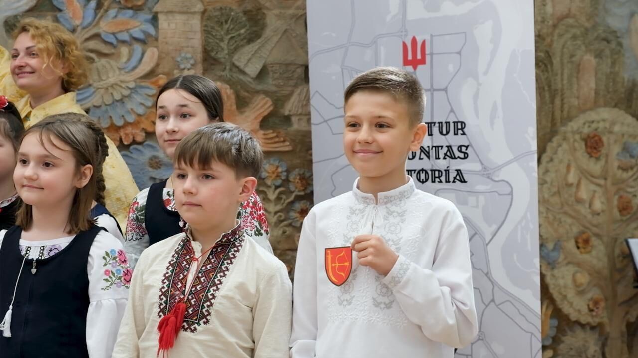 Воины 1020 полка поделились историями с младшими школьниками