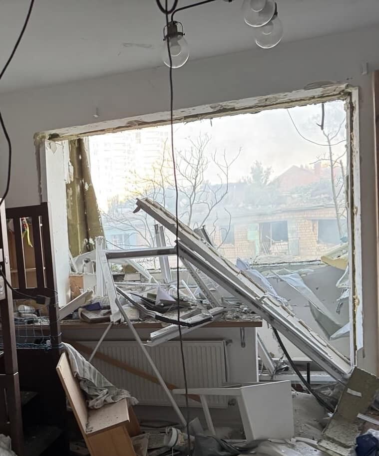 Квартира музыканта после ночного обстрела