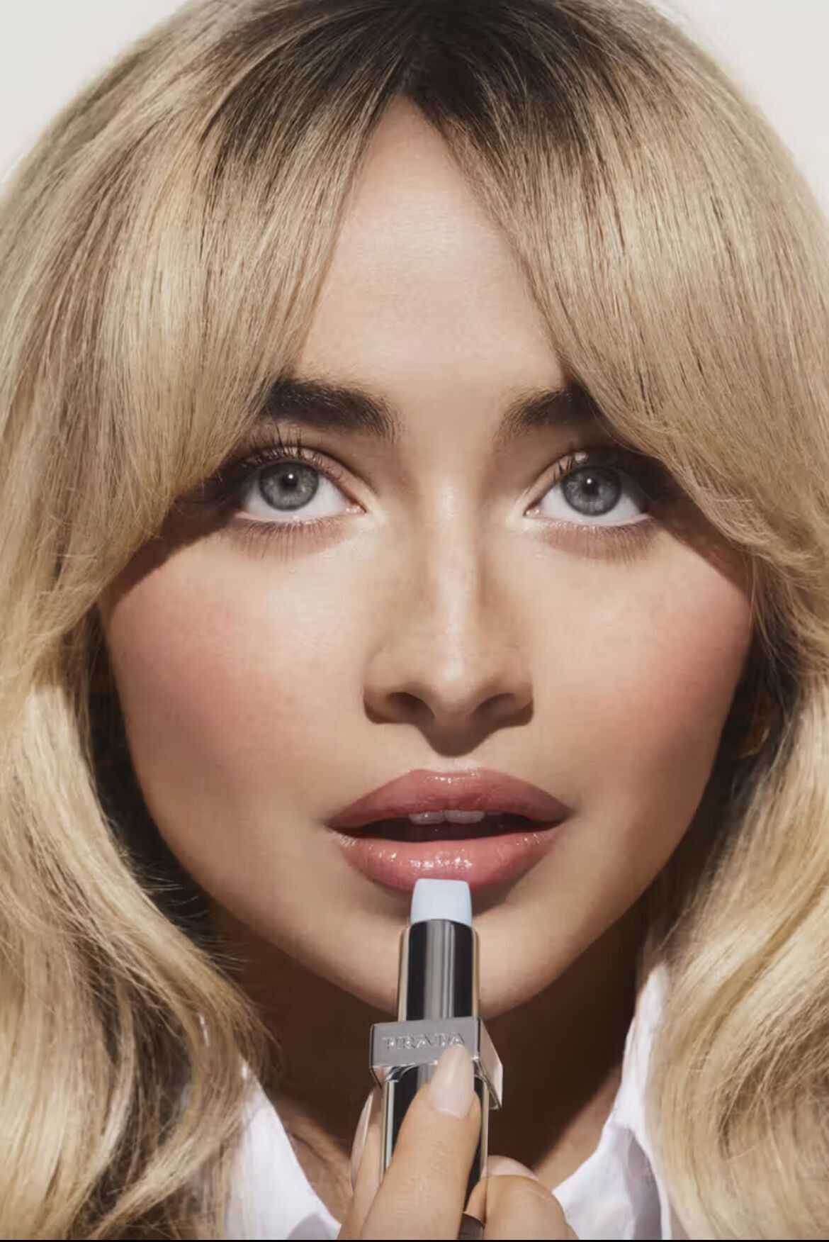 Сабрина Карпентер стала лицом нового бальзама для губ от Prada Beauty