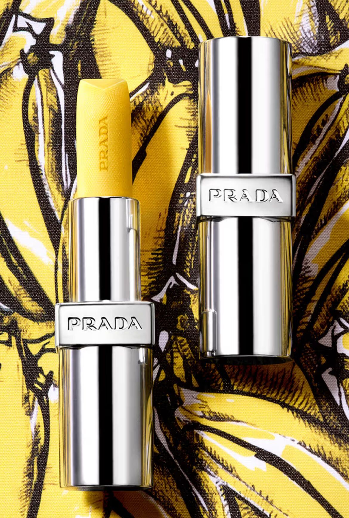 Сабрина Карпентер стала лицом нового бальзама для губ от Prada Beauty