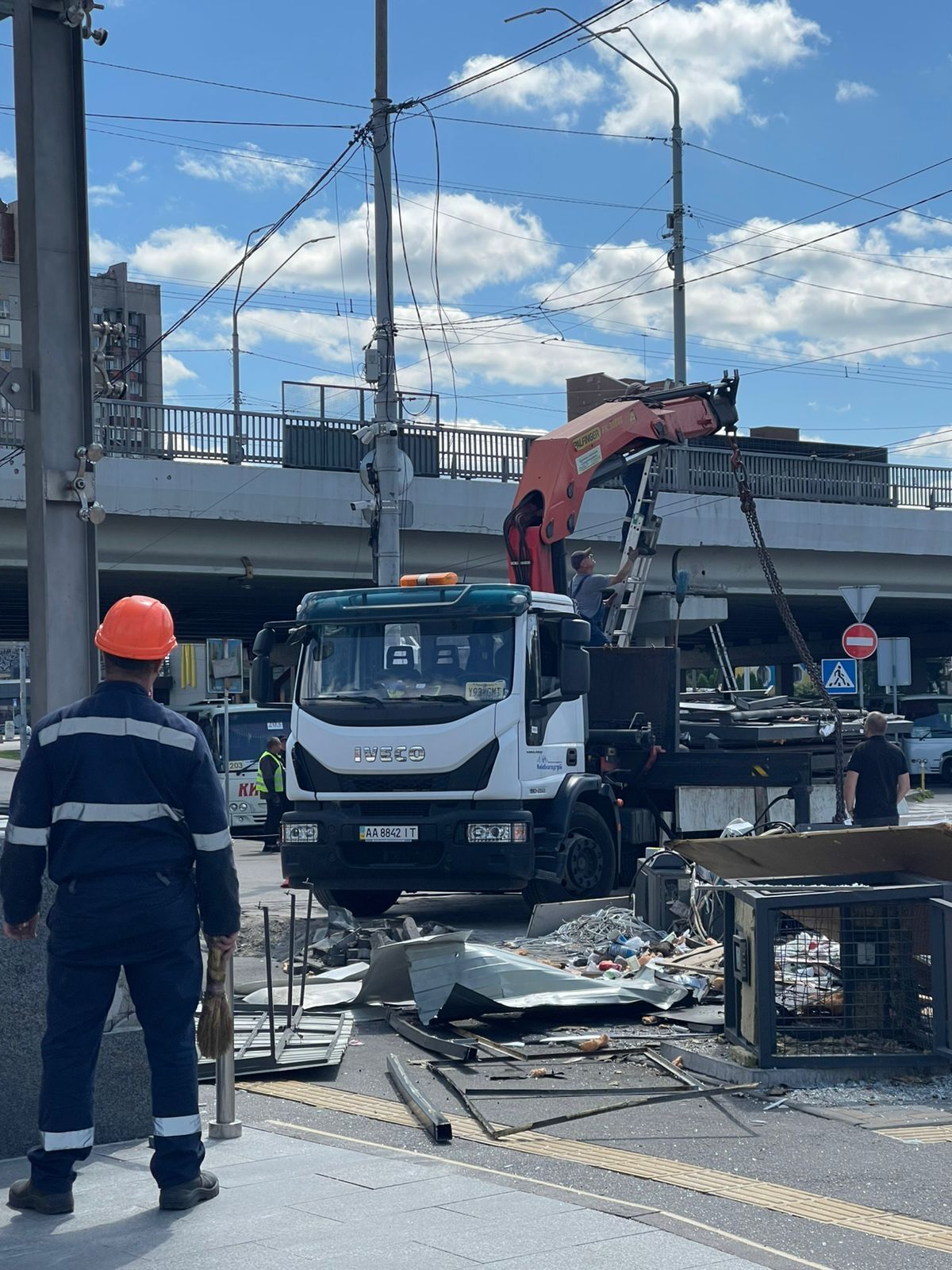 Метро ''Святошин'' після обстрілу