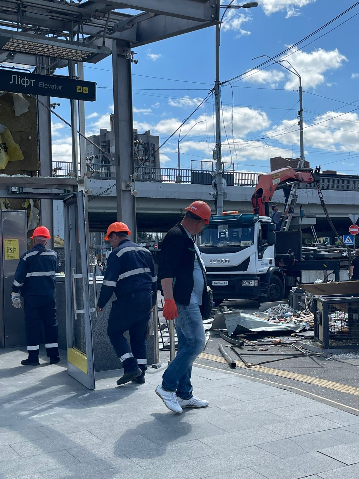 Метро ''Святошин'' після обстрілу