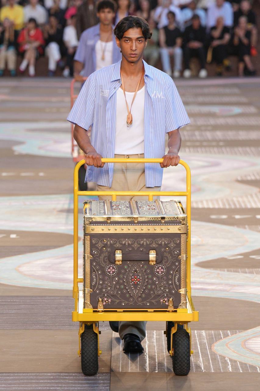 Фаррелл Уильямс показал индийское вдохновение в новой мужской коллекции Louis Vuitton