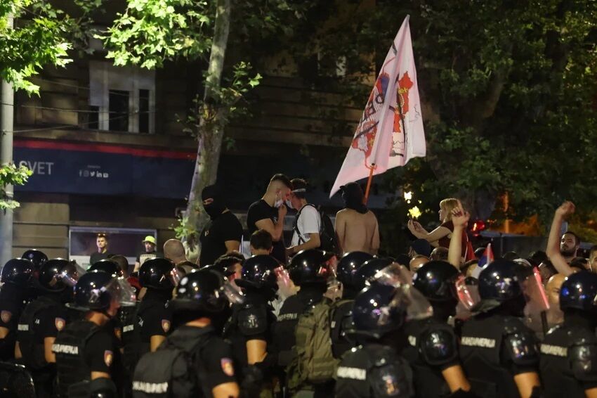 Белград в огне протестов: десятки задержанных, пострадавшие среди полиции и гражданских