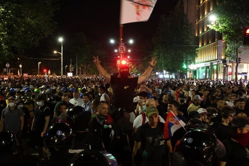 Белград в огне протестов: десятки задержанных, пострадавшие среди полиции и гражданских