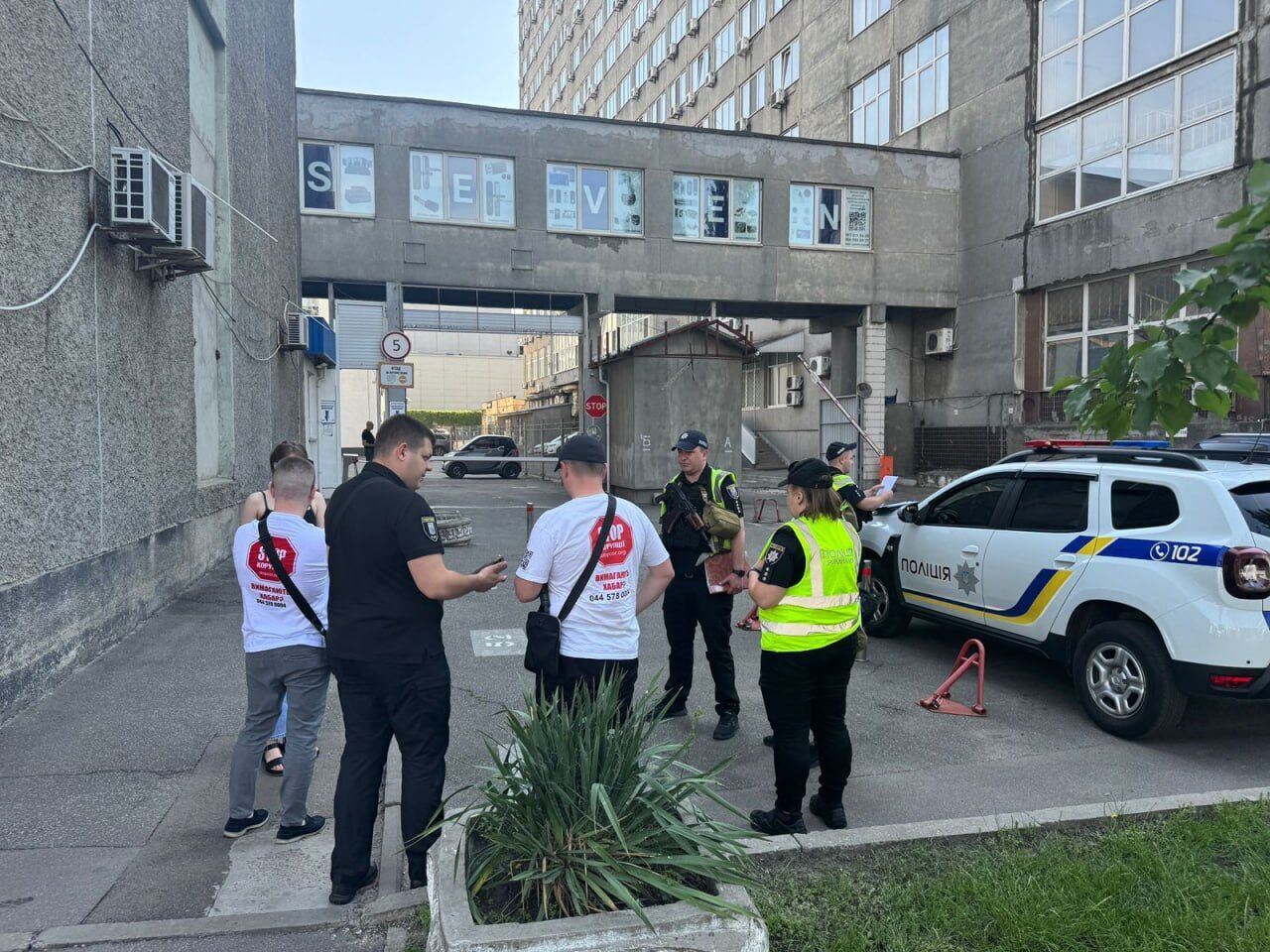 Поймали с поличным: на Левобережной полиция и журналисты ''накрыли'' мошеннический колл-центр (фото)