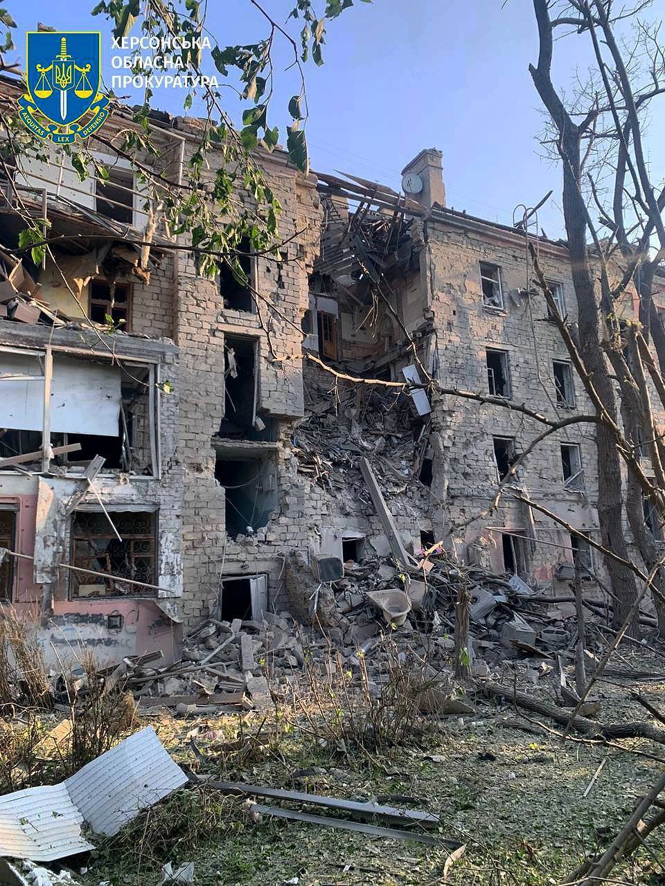 Появились кадры из Херсона после утренних ударов КАБами (фото)