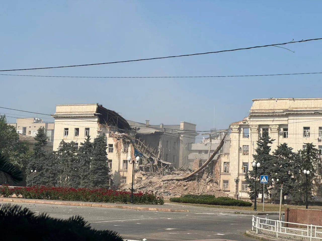 Россияне разрушили украинский ''Белый дом''