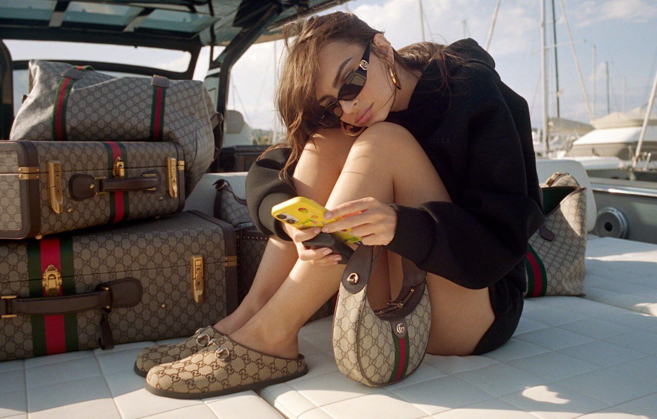 Gucci приглашает нас в Канны — с Эмили Ратаковски и сумкой, в которую легко влюбиться