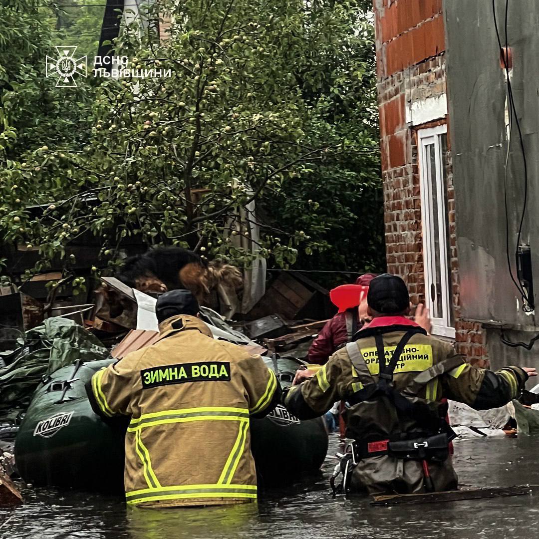 Львовщина в воде: непогода подтопила дороги, дома, людей эвакуировали