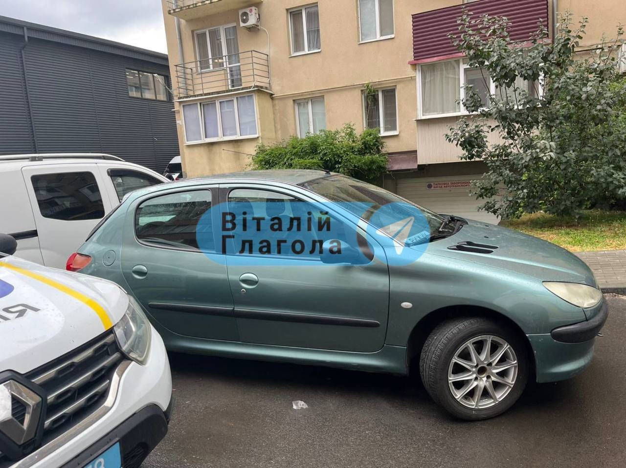 В Ужгороді п’яна водійка знесла шість автівок біля супермаркету qqkiddeiqrzixzrz
