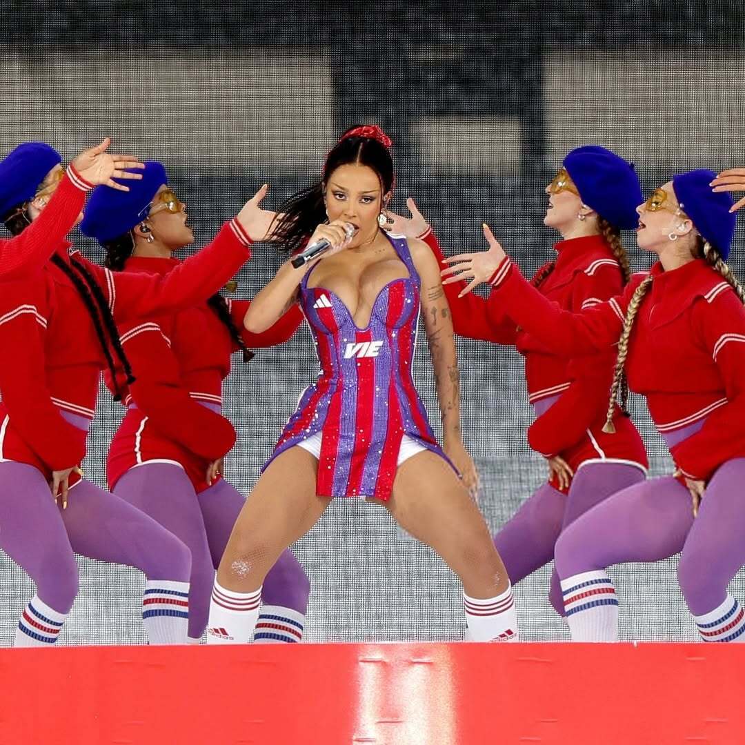 Doja Cat в костюме Adidas Х Swarovski выступила в перерыве финала FIFA