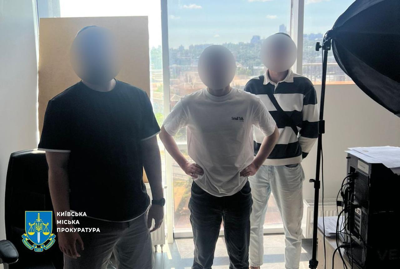 В Киеве разоблачили мошеннические колл-центры с портретами путина и символикой рф