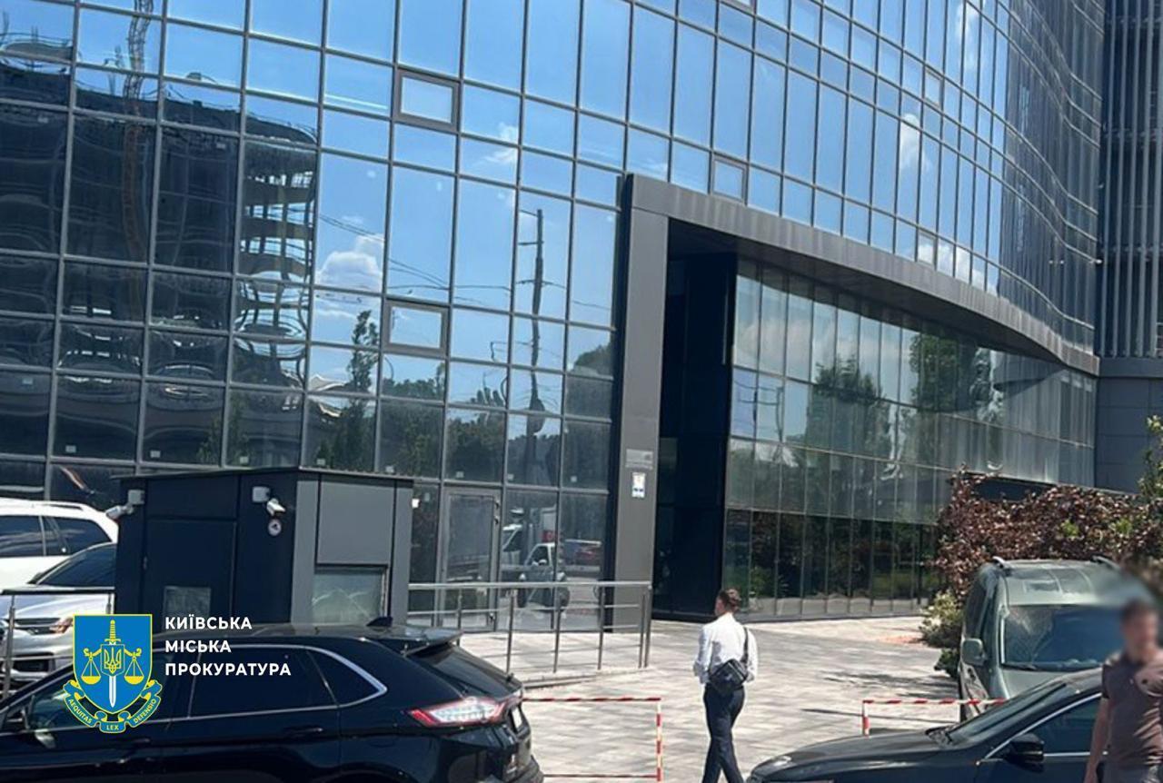 В Киеве разоблачили мошеннические колл-центры с портретами путина и символикой рф