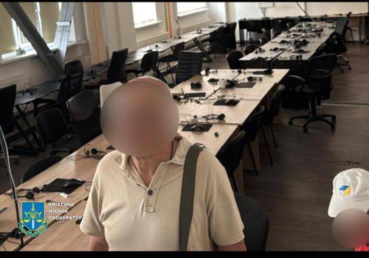 В Киеве разоблачили мошеннические колл-центры с портретами путина и символикой рф