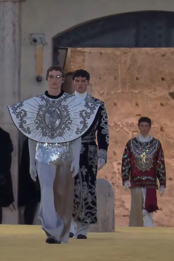 Ватиканский стиль в моде: Dolce & Gabbana превратили римский мост в подиум для католической мессы