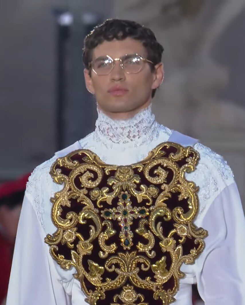 Ватиканский стиль в моде: Dolce & Gabbana превратили римский мост в подиум для католической мессы
