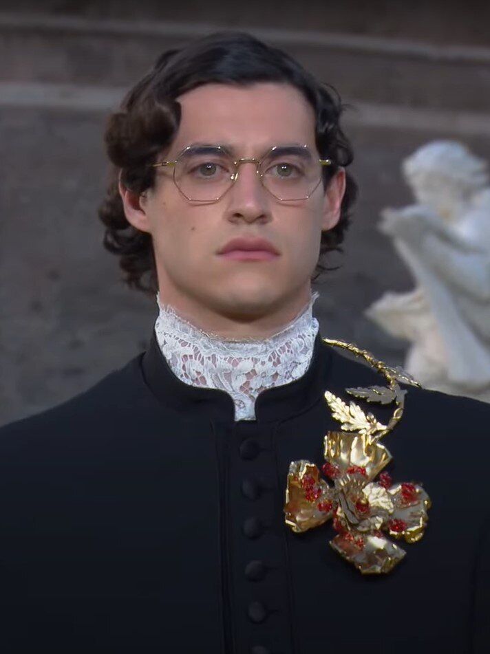 Ватиканский стиль в моде: Dolce & Gabbana превратили римский мост в подиум для католической мессы