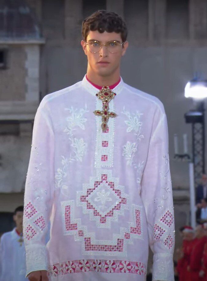 Ватиканский стиль в моде: Dolce & Gabbana превратили римский мост в подиум для католической мессы