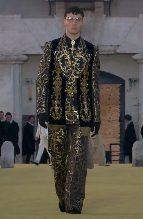 Ватиканский стиль в моде: Dolce & Gabbana превратили римский мост в подиум для католической мессы