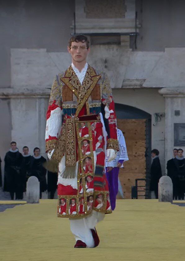 Ватиканский стиль в моде: Dolce & Gabbana превратили римский мост в подиум для католической мессы