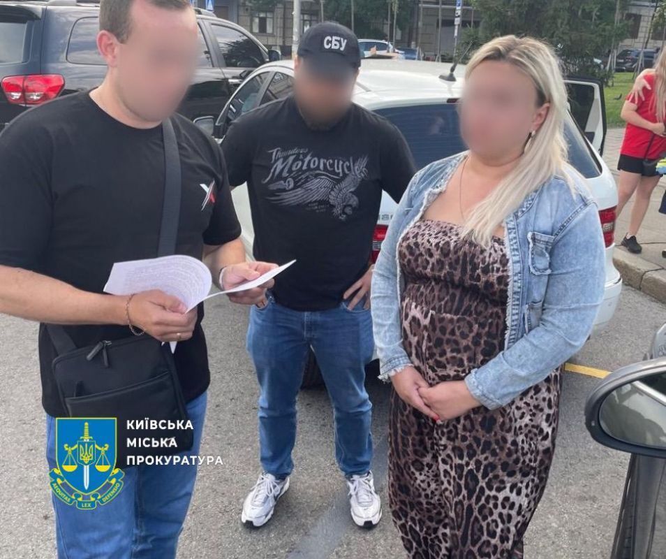Чиновницю КМДА Радову та директора ринку затримали на хабарі у 25 тисяч доларів