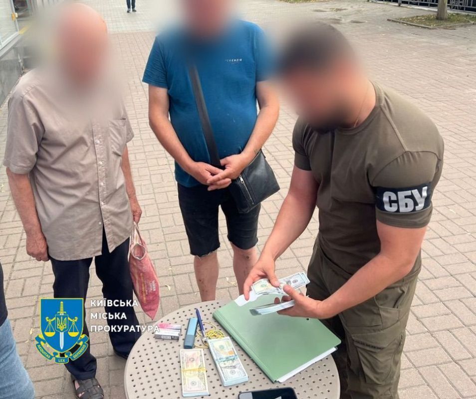 Чиновницю КМДА Радову та директора ринку затримали на хабарі у 25 тисяч доларів