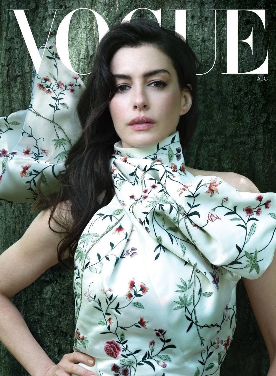 Новые обложки Vogue: Энн Гетевей, Моника Беллуччи, Doechii и Розе украсили августовские выпуски