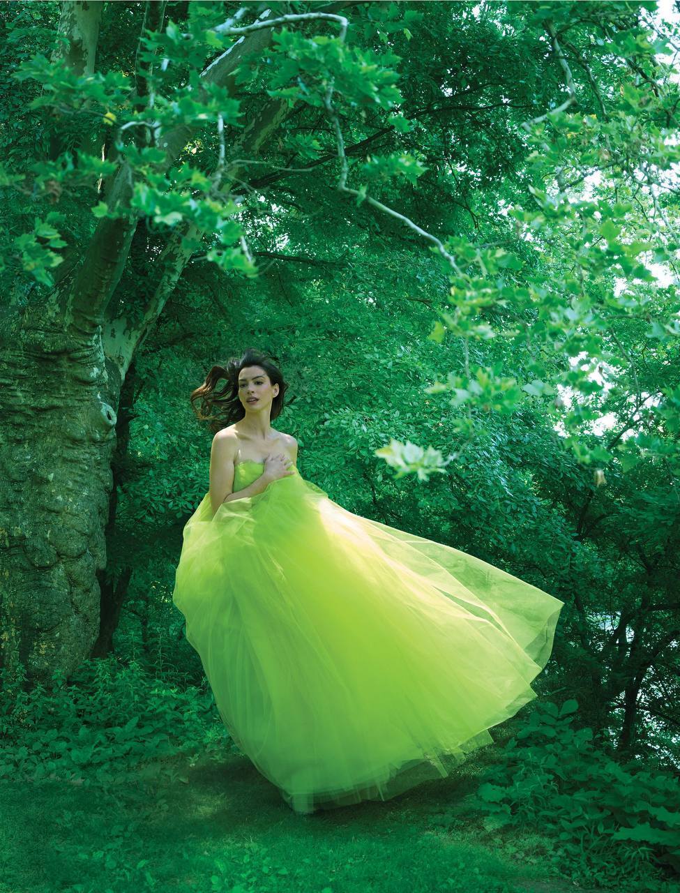 Новые обложки Vogue: Энн Гетевей, Моника Беллуччи, Doechii и Розе украсили августовские выпуски