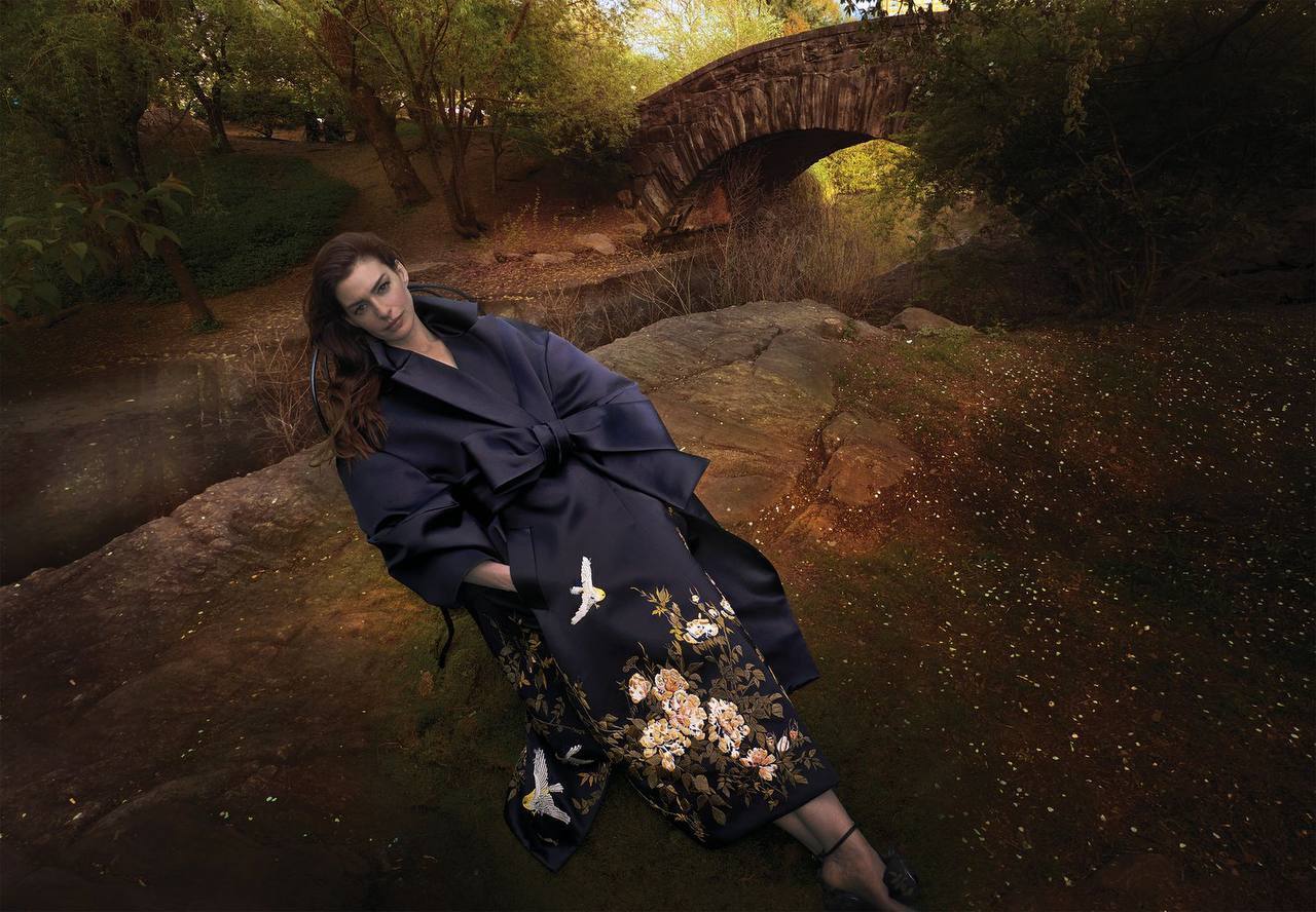 Новые обложки Vogue: Энн Гетевей, Моника Беллуччи, Doechii и Розе украсили августовские выпуски