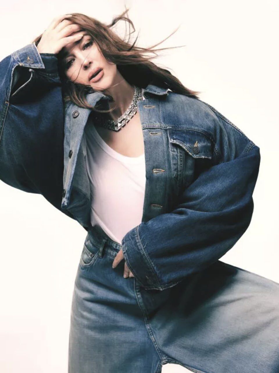 Новые обложки Vogue: Энн Гетевей, Моника Беллуччи, Doechii и Розе украсили августовские выпуски