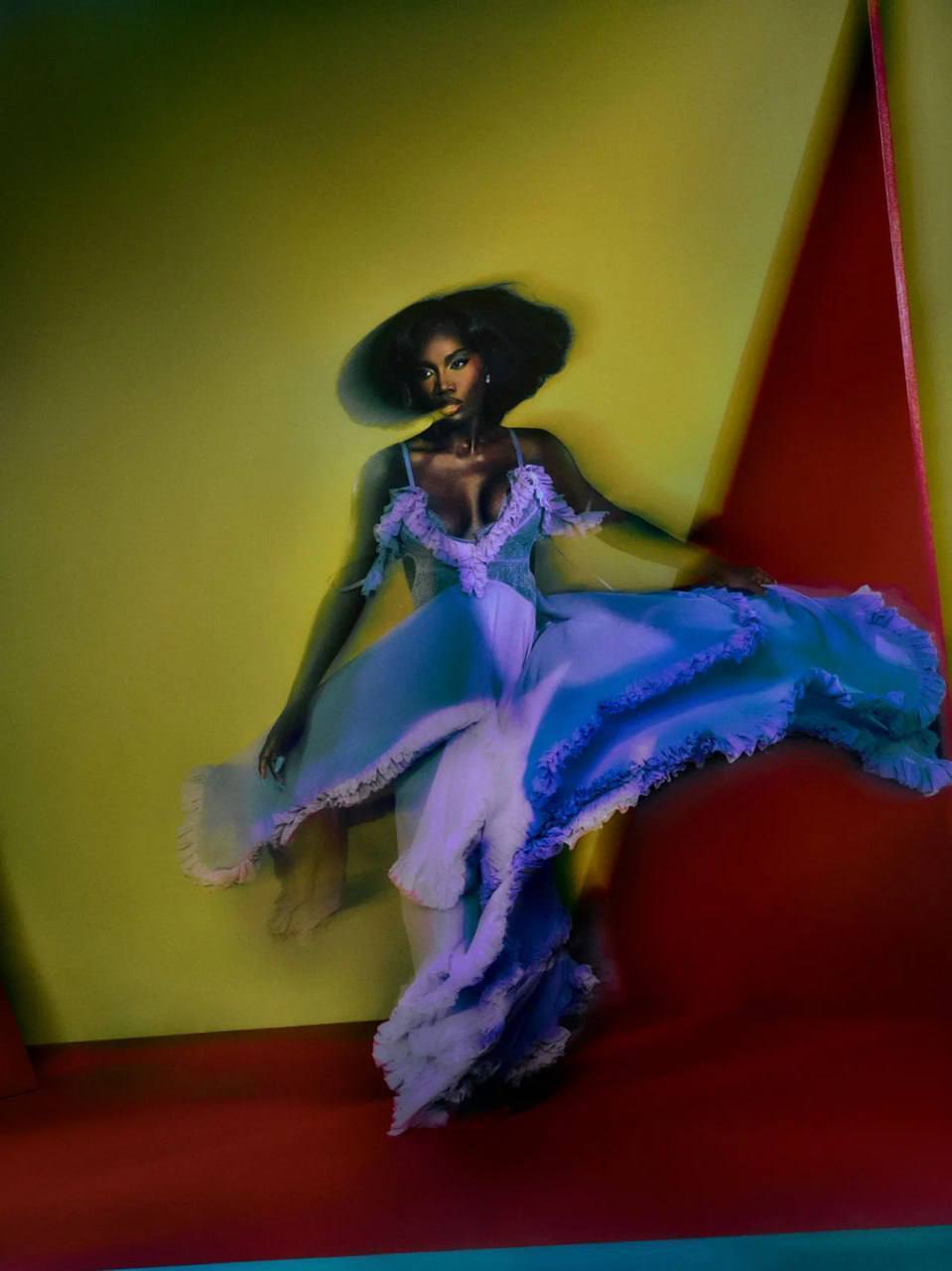 Новые обложки Vogue: Энн Гетевей, Моника Беллуччи, Doechii и Розе украсили августовские выпуски