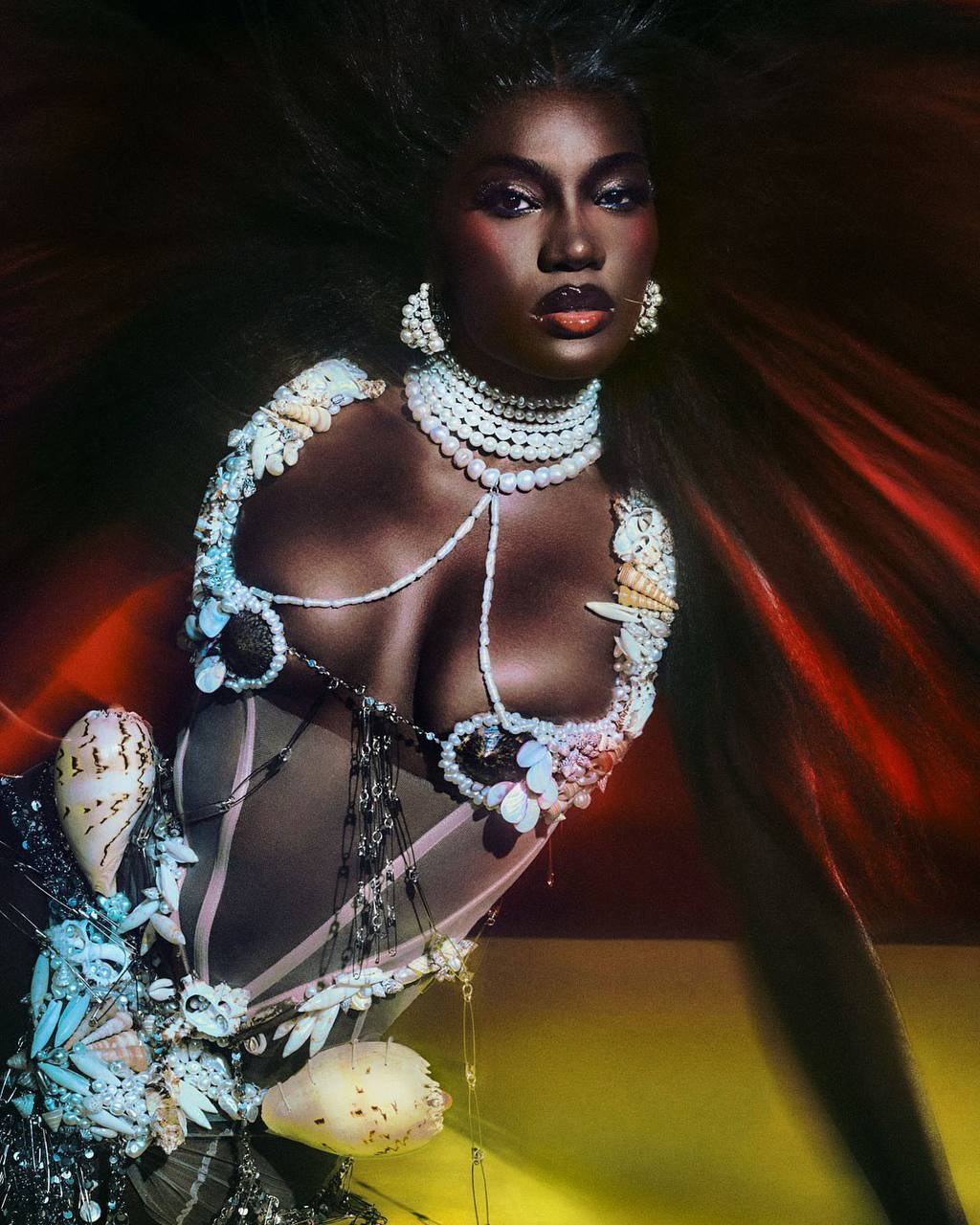 Новые обложки Vogue: Энн Гетевей, Моника Беллуччи, Doechii и Розе украсили августовские выпуски