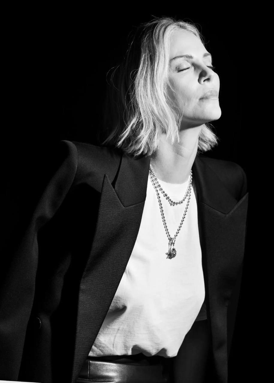 Новые обложки Vogue: Энн Гетевей, Моника Беллуччи, Doechii и Розе украсили августовские выпуски