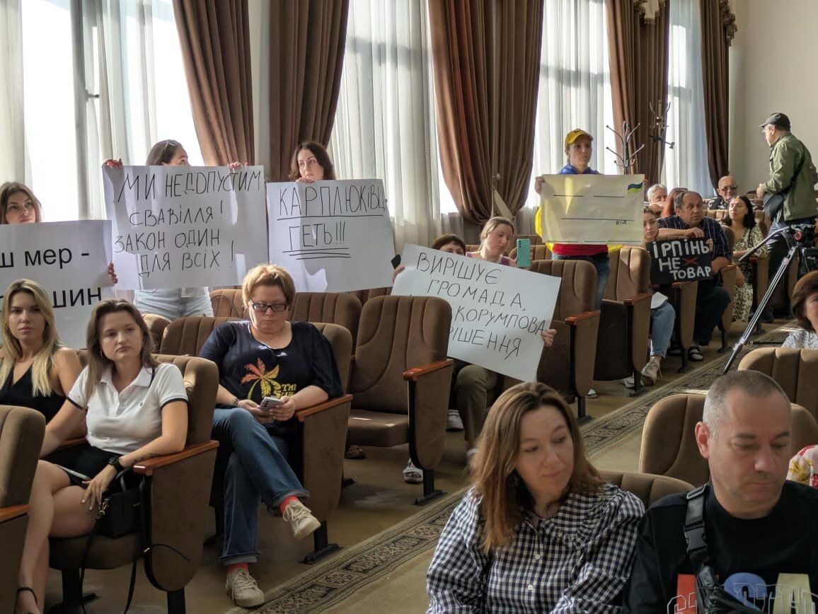Ирпенцы вышли к стенам горсовета в поддержку мэра Маркушина