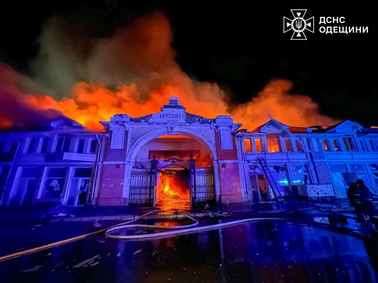 Адская ночь в Одессе: разрушенная многоэтажка, пылает рынок Привоз, есть пострадавшие (фото)