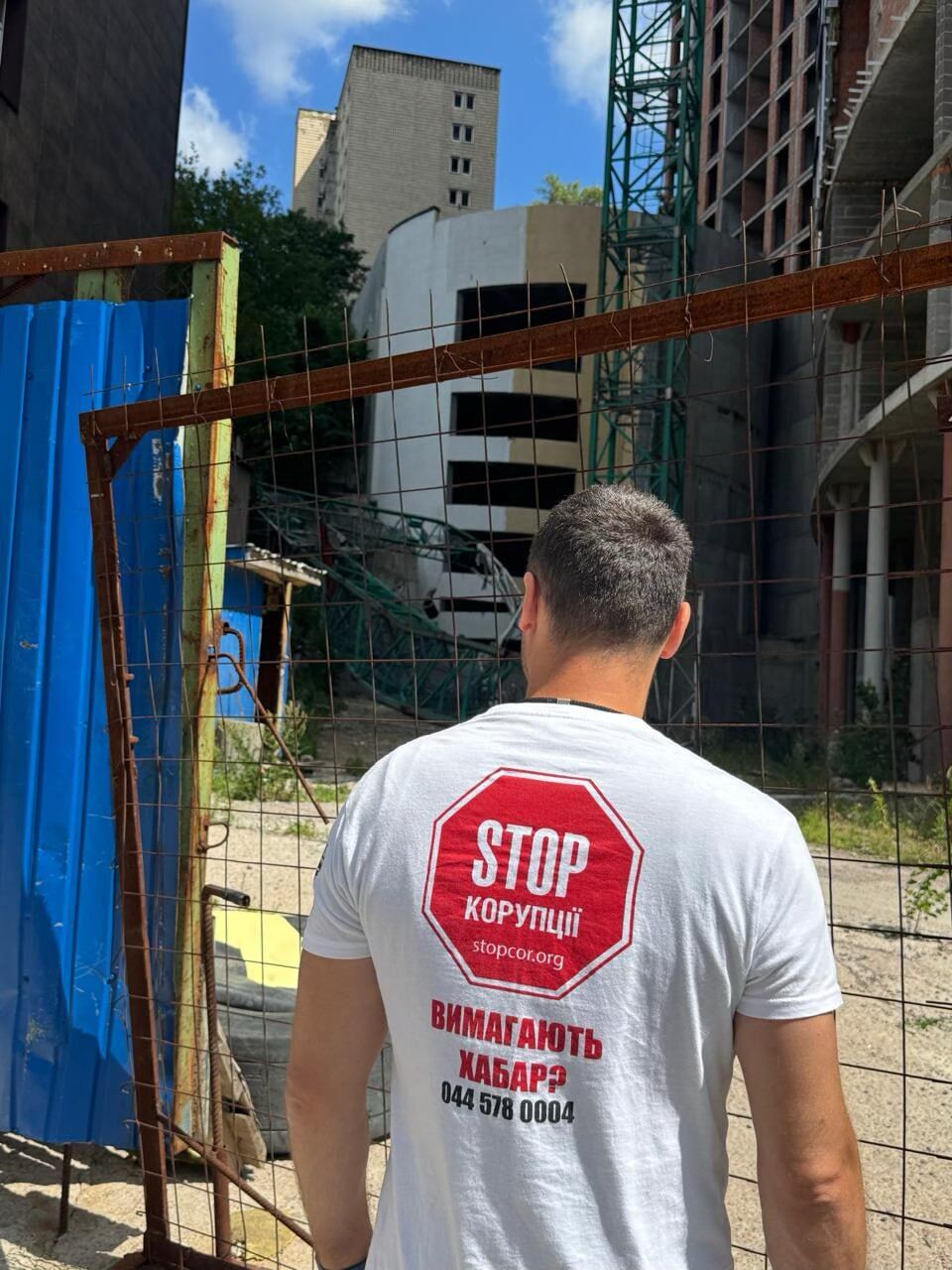 Кран на ''Мираксе'' не выдержал бездействия – упал от скуки, шутят в ''Обличителе''