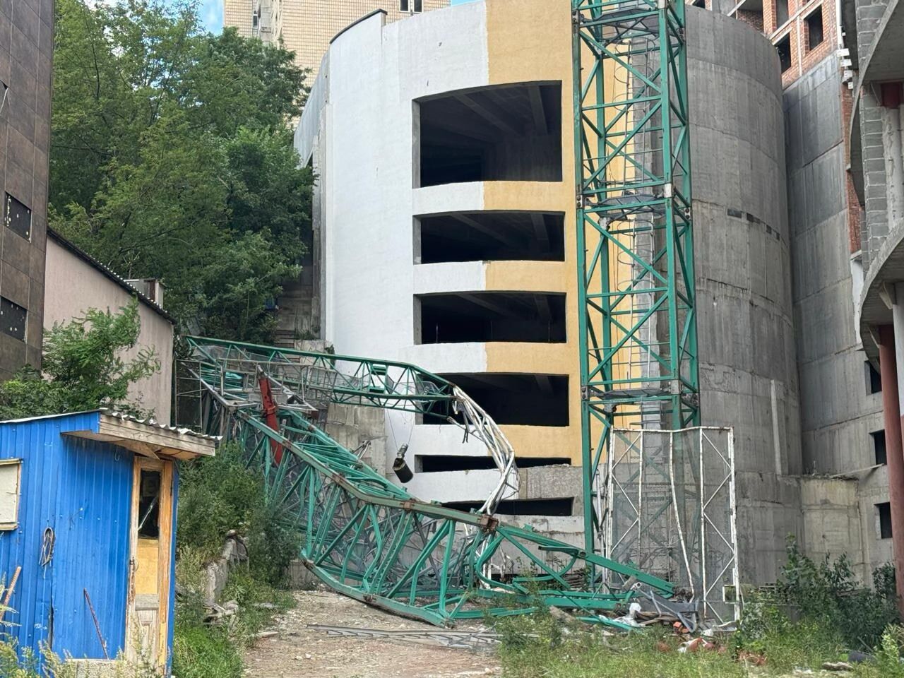 Кран на ''Мираксе'' не выдержал бездействия – упал от скуки, шутят в ''Обличителе''