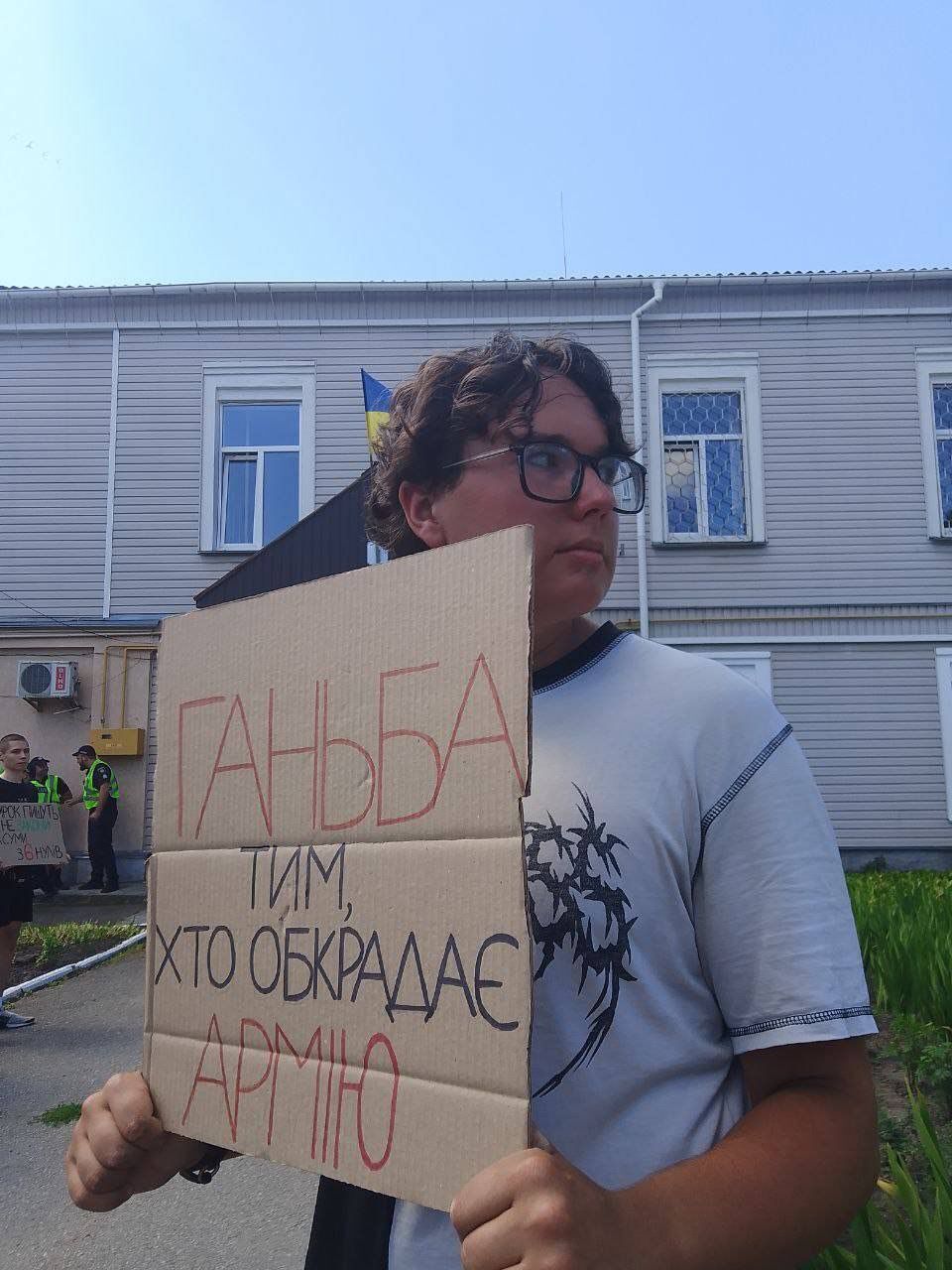 ''Ганьба тим, хто обкрадає армію'': перенесли засідання по справі майора, що збагачувався на прродажі продуктів з навчального центру ЗСУ