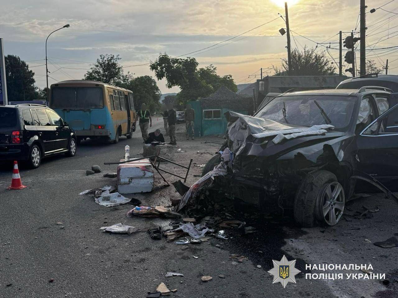 На Закарпатті BMW на швидкості врізався у блокпост — загинув прикордонник
