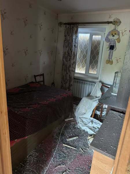 Попадание вражеского снаряда по дому в Марганце