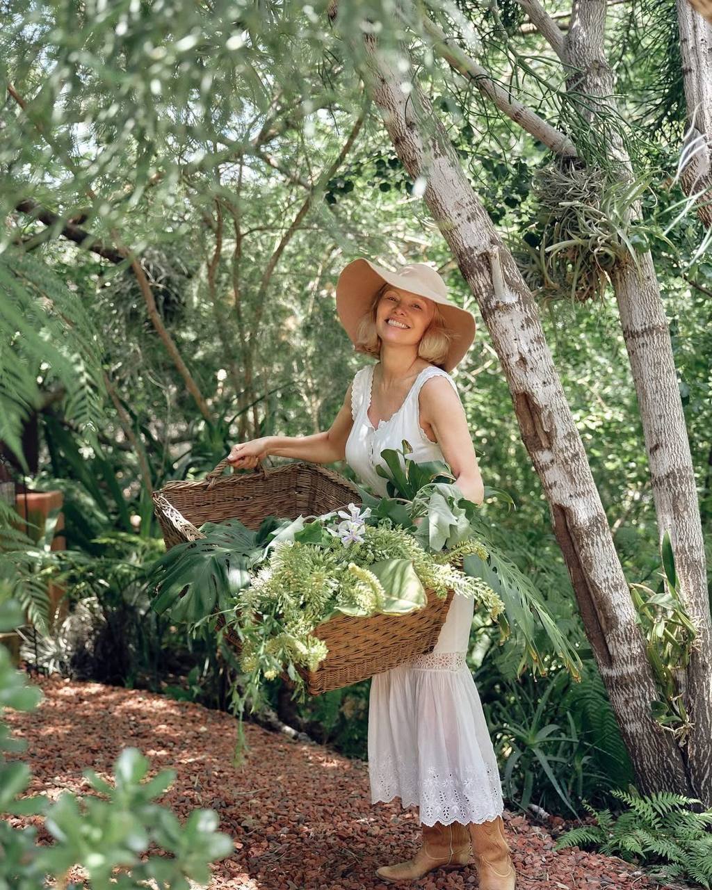 Памела Андерсон выпустила необычные маринованные огурцы с лепестками роз и укропом.