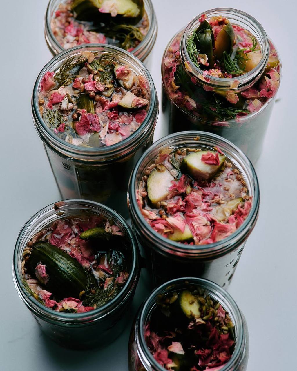 Памела Андерсон выпустила необычные маринованные огурцы с лепестками роз и укропом.