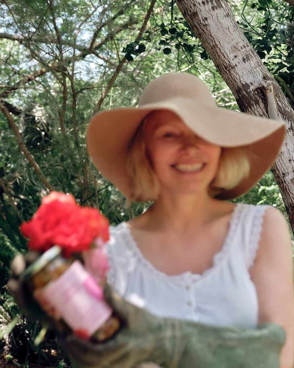 Памела Андерсон выпустила необычные маринованные огурцы с лепестками роз и укропом.