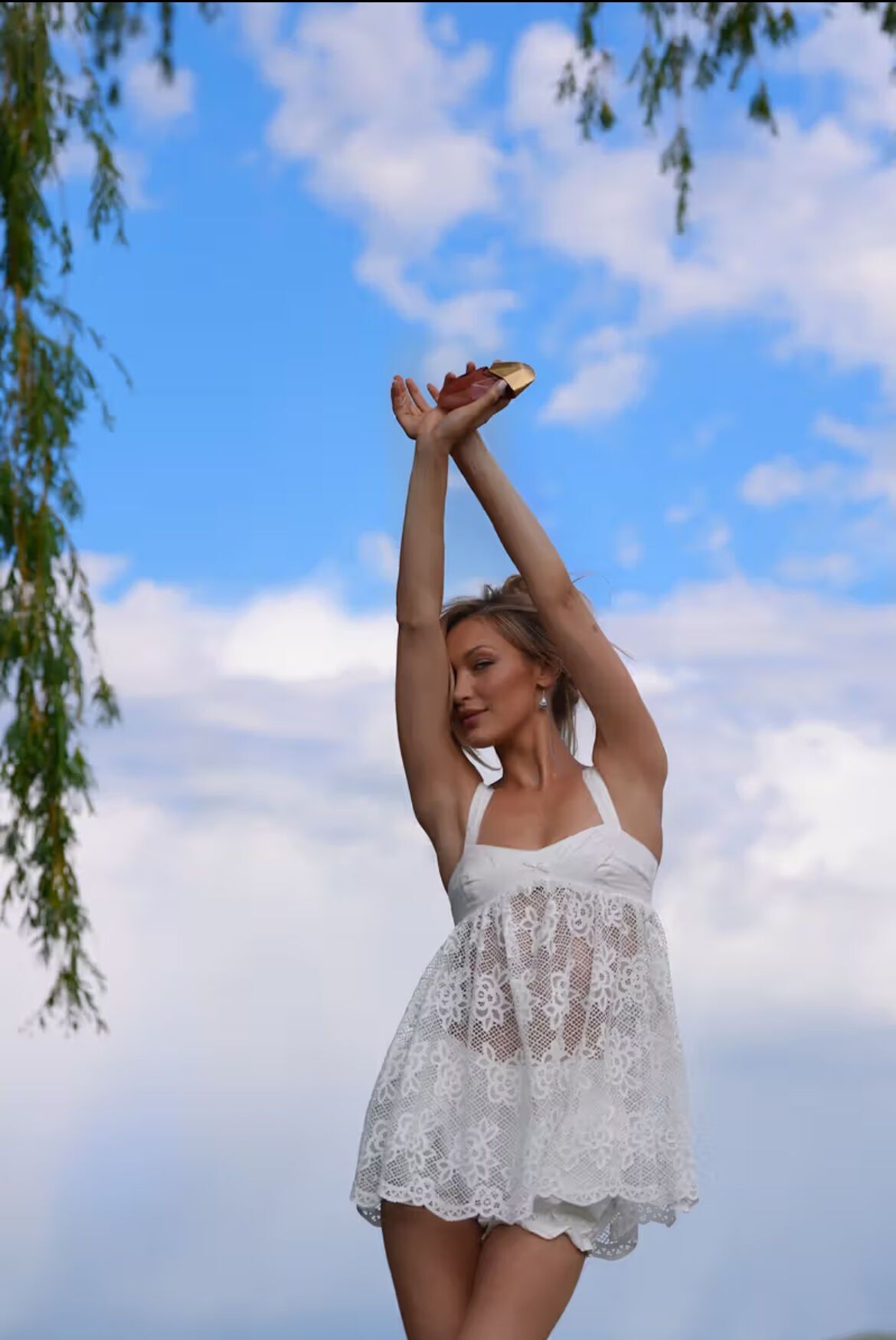 Белла Хадид представила новый древесный аромат Orebella - ''Eternal Roots''