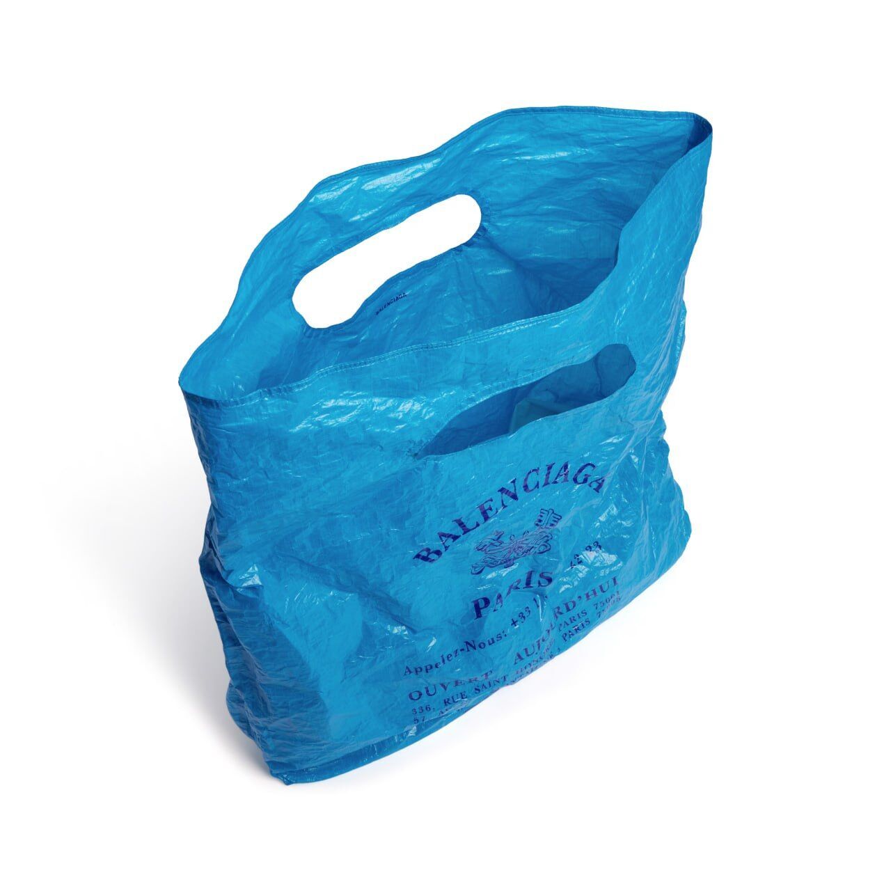 Balenciaga представила сумку за $995 у вигляді синього пластикового пакета
