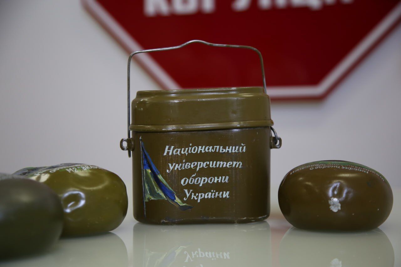 Капитан Павел Нетесов вручил представителям ВОО ''Стоп коррупции'' символические подарки