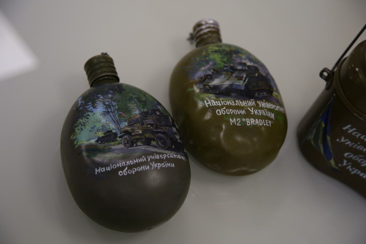 Капитан Павел Нетесов вручил представителям ВОО ''Стоп коррупции'' символические подарки